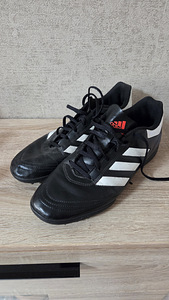 Футбольные бутсы adidas (1 фото из 5)