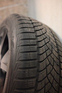Диски Audi + зимние шины R17 (8 фото из 9)