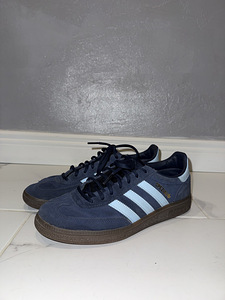 Кроссовки Adidas (1 фото из 1)