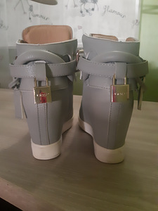Женская обувь (6 фото из 6)