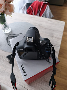 Canon eos 2000D EF-S 18-55 IS II Kit (3 foto / 3)