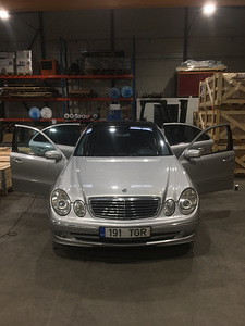 Mercedes E270 (3 фото из 4)