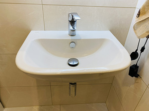 Раковина со смесителем (3 фото из 4)