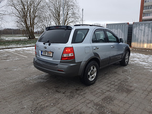 Kia Sorrento (7 foto / 9)
