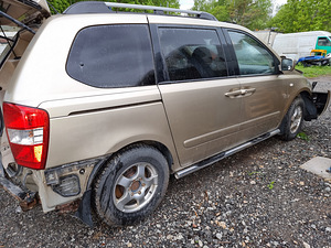 Kia Carnival 07a (4 foto / 5)