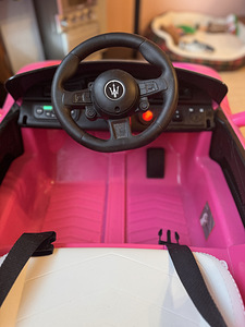 Roosa Maserati elektriauto lastele puldiga (2 foto / 4)