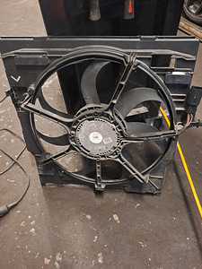 BMW E70 radiaatori ventilaator (3 foto / 4)