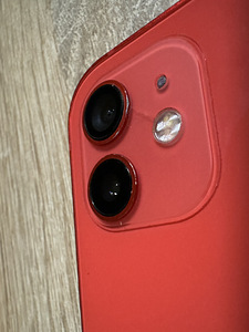 iPhone 12 красный