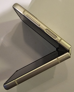 Samsung Z Flip3 128Gb Кремовый (8 фото из 10)