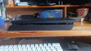 Playstation 4 Slim + 6 игр (4 фото из 8)