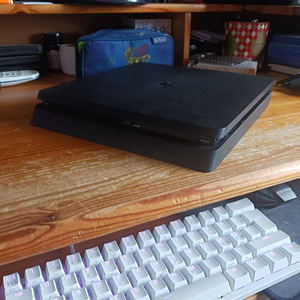 Playstation 4 Slim + 6 игр (2 фото из 8)