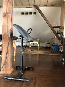 Armrest holder for tattoo studio (1 foto / 3)