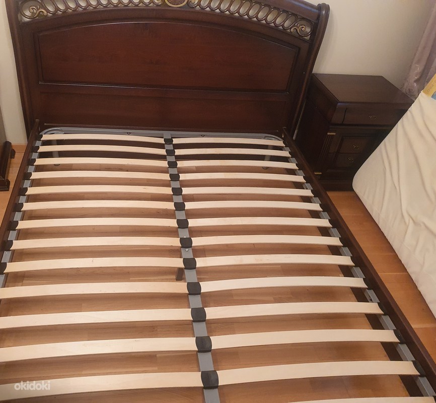 Кровать с прикроватными тумбочками по бокам