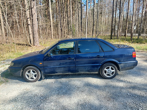 Volkswagen Passat sedaan 1.8l 66kW (1995) (2 foto / 7)
