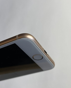 iPhone 8 (3 foto / 4)