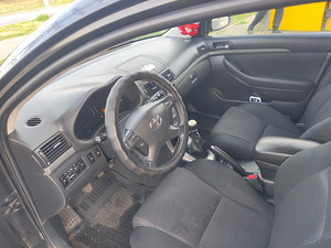 Toyota avensis 2006. (7 foto / 13)
