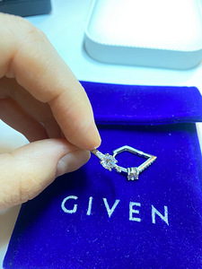 Серебряные серьги Given. (3 фото из 5)
