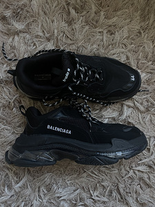 Balenciaga triple s (1 foto / 3)
