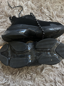 Balenciaga triple s (2 foto / 3)