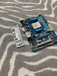 Gigabyte emaplaat (4 foto / 4)