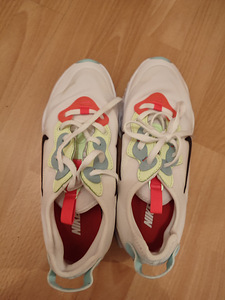 Кроссовки Nike (4 фото из 4)