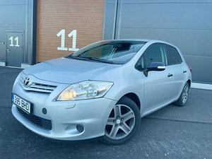 Toyota auris (3 фото из 11)