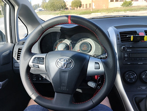 Toyota auris (11 фото из 11)