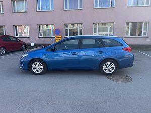 Toyota Auris Бензин/Гибрид (2 фото из 10)