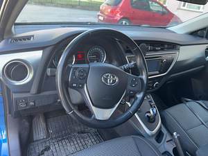Toyota Auris Бензин/Гибрид (5 фото из 10)