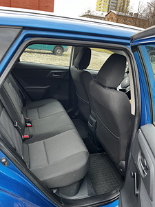 Toyota Auris Бензин/Гибрид (7 фото из 10)