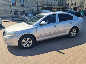 Skoda Octavia 2012 бензин (3 фото из 7)