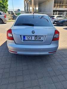 Skoda Octavia 2012 бензин (4 фото из 7)