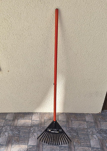 Газонные грабли Black & Decker, длина 130 см (1 фото из 2)