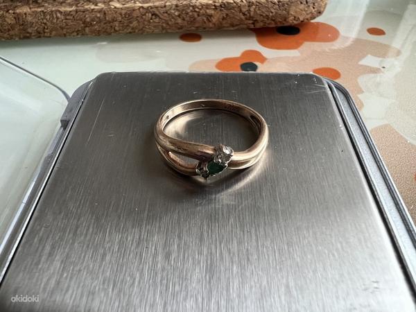 Золотое кольцо с изумрудом и бриллиантами (фото #1)