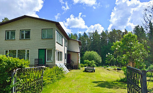 Kahekordne kivimaja Savernas Leevi jõe kaldal. (1 foto / 2)