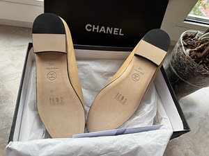 Шикарные классические балетки Chanel из кожи ягненка (3 фото из 5)
