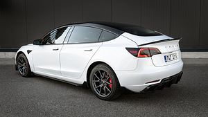 Tesla Model 3 (4 фото из 15)