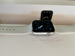Apple Watch Series 5 44mm Silver Alu White Sp Band GPS (1 foto / 5)