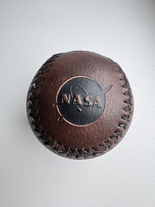 Мяч для бейсбола куплен в NASA Florida