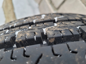 Продам шины 205/70 R15C MICHELIN 2 шт. 6-7 мм. (3 фото из 3)