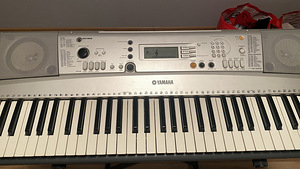 Синтезатор YAMAHA (1 фото из 3)