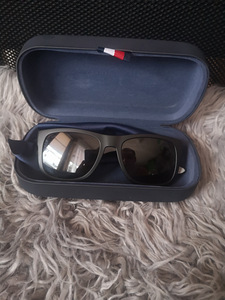 TOMMY HILFIGER PÄIKESEPRILLID (1 foto / 4)
