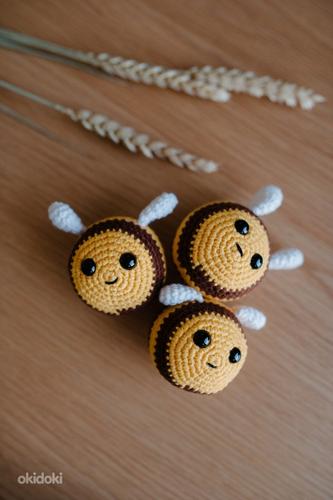 Маленькая вязаная игрушка "Пчёлка" (фото #1)