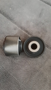 48725-05140 Toyota tagumise vedrustuse varre vaikne plokk (3 foto / 5)